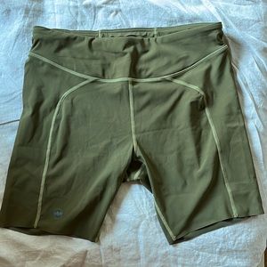 Janji Women’s Groundwork Pace Shorts 7” Inseam - Jungle Large
